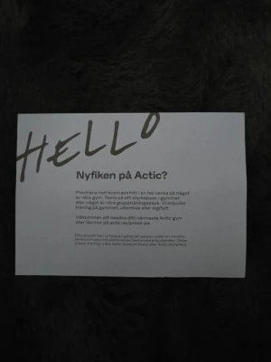 Actic gratis träningsvecka kort - Två informationskort från Actic som ger en gratis provvecka på gymmet. Ena sidan har texten 'HELLO' och information om erbjudandet, andra sidan visar en person utomhus och text om fri träning. Perfekt för dig som vill testa gym gratis.