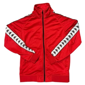 Kappa Red White Track Top - Den här varan kommer auktioneras ut på Sneakershyllan x Plick Live Torsdagen 10 september kl 19 med ett startpris på endast 10 kr❗️Röd och vit tracktop i storlek Small från Kappa. Väl använd. Defekter/fläckar på ärmarna.