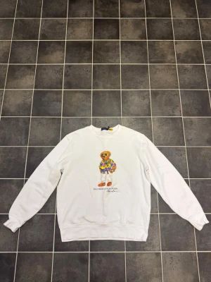 Polo bear fleece sweatshirt white - Vit sweatshirt från Polo Ralph Lauren. Tröjan har långa ärmar och ribbade muddar vid ärmslut och nederkant. Sjukt snygg och unik tröja!! 
