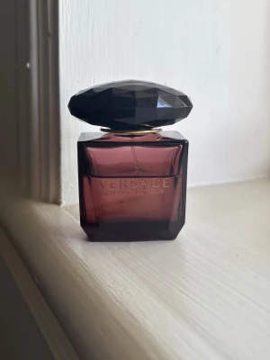 Versace parfym  - Versace Crystal Noir parfym💜 Använd men finns mycket kvar (se bild) 
