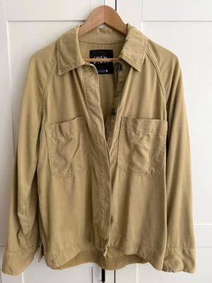 Beige overshirt  - Beige overshirt från Zara 