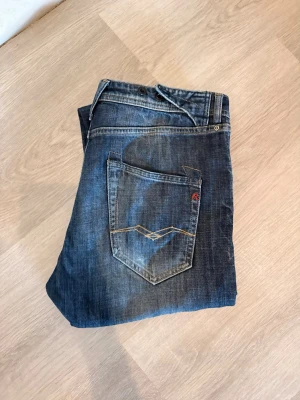 Replay jeans  - Säljer ett par blå replay jeans med snygg fade och modell pilar. De är i bra skick och endast använda några gånger. Inga defekter skick 9/10.     Längden står inte men från midjan ner är det 92 cm.                            Tveka inte av att höra av dig