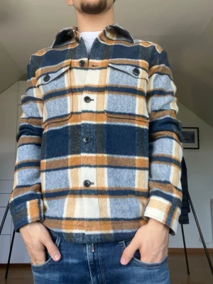 Rutig overshirt i blått och beige