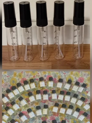 Essnce splitpaket  - 5 stycken 5 ml glasdekanter med spray 🔅Välj bland dofterna som finns på listor bland bilderna 🔅Jag sätter etiketter på dekanterna 