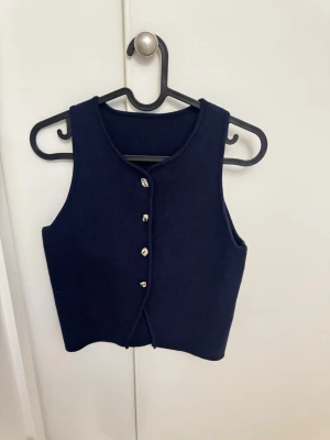Marinblå väst  - En marinblå väst i stl XS säljs för 120 kr. 