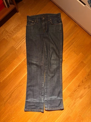 Nudie jeans - Snygga nudiejeans med raka ben och klassisk femficksmodell. Jeansen har kontrastsömmar och detaljer på bakfickorna. Tillverkade i denim med en tidlös look som passar till det mesta. Perfekta för dig som gillar enkel och clean stil. Fråga om fler bilder va trött orkade inte ta fler 