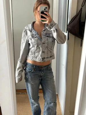Cropped ljusgrå jeansjacka