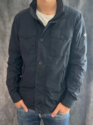 J.Lindeberg field jacket bailey - Mycket fint skick | Size L (modellen är 188 cm 74 kg) | fraktar spårbart inom 24 timmar | för att köpa klicka ”köp nu” | vid frågor eller funderingar skriv ett meddelande | följare får bättre rabatter🙌