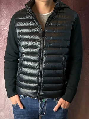 Massimo dutti cardigan - Mycket fint skick | Size M (modellen är 188 cm 74 kg) | fraktar spårbart inom 24 timmar | för att köpa klicka ”köp nu” | vid frågor eller funderingar skriv ett meddelande | följare får bättre rabatter🙌