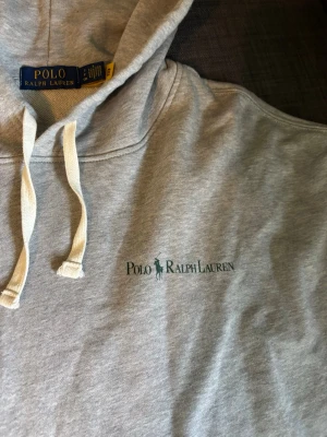 Ralph lauren  - Säljer min ralph lauren hopdie då den va lite stor på mig och jag inte använder den något. Endast använt den 1 gång. Helt nya inprincip. Billigare vid snabb affär då jag bara vill bli av med den. 