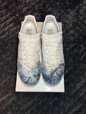 Rare Maison Margiela Gats Paint Splatter - Säljer dessa väldigt sällsynta Gatsen i storlek 44. Super bra skick, fråga gärna om fler bilder om ni vill bedömma de själva, inga defekter! Box ingår! Går knappt att hitta dessa någonstans på internet, iallafall till salu!