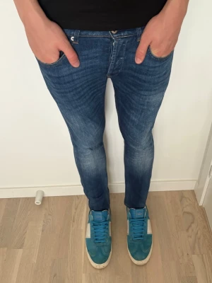 Dondup jeans - Dondup jeans | Modell: George | Storlek 32 | Bra skick | Modellen på bilden är 185