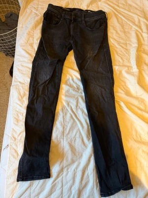 Replay Anbass Hyperflex herr jeans - Ett par riktigt schyssta Replay jeans. Det är dags för en ny ägare för dessa då jag har växt ut dem! Väl behandlade över tid med fåtal markeringar av användning. Priset är så pass lågt så priset är ej diskuterbart.
