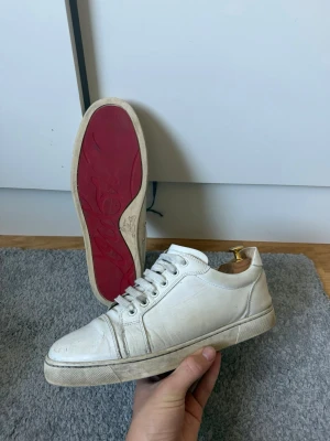 Christian Louboutin skor - Ett par sjukt schyssta vita skor ifrån Christian Louboutin. | Använda och ganska slitna överlag. | 100 äkta, inget ingår. | Storlek 41. | Hör av er vid frågor!🌟