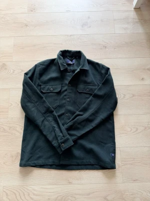 Matinique Overshirt - Säljer denna sjukt snygga Matinique Overshirten i storlek M. Tröjan är i helt nytt skick och bara hänger i garderoben. Nypris: 1799 Hör av er vid fler frågor!