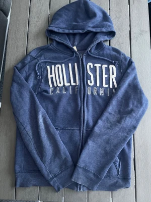 Hollister california zip hoodie vintage surf malibu cardigan zip - Riktigt snygg och eftertraktad Hollister zip hoodie. fint skick inga fel storlek M kan ta mått vid behov. Endast 410kr ej hugget i sten kom gärna med frågor och prisförslag har även mycket mer liknande i min profil alla storlekar kolla gärna stor rabatt vid köp av flera 😁✌️
