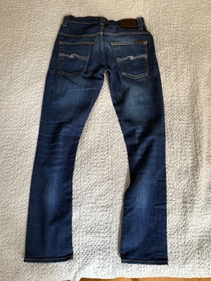 Vintage Nudie Jeans Thin Finn - Säljer ett par nudie jeans Thin Finn. I väldigt fint skick men med snygga slitningar. Alltså som ett par nudie jeans ska vara😉🙌🏼   Kika gärna på min sida för fler nudie jeans och bundle rabatter💰✅ Storlek W31 L32.  Hör av dig vid frågor eller för fler bilder✅