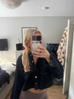 Jeans jacka  - Jeans jacka med prislapp kvar! Passar både som jacka eller tröja 