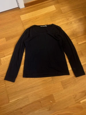 Marinblå långärmad topp - En enkel Marinblå långärmad topp med rund halsringning. Perfekt basplagg att matcha med olika stilar. Tillverkad i mjukt material som känns skönt mot huden.