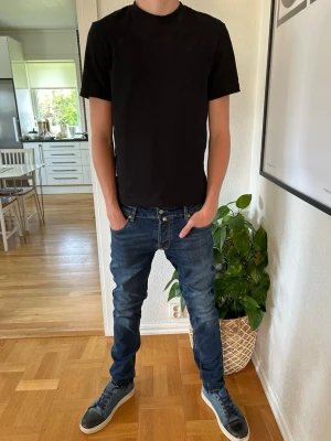 Mörkblå slim fit jeans herr Morris - |Säljer mina Morris jeans pågrund av att jag har för många|Pris kan diskuteras yterst lite|Dom är nästan helt nya därför säljer jag dom för 600kr|