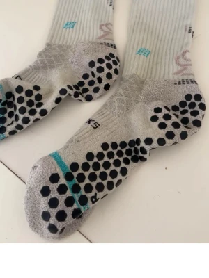 Skillsocks och benskydd - Ett par Skillsocks i mycket bra skick som inte är använda alls mycket. Också ett par benskydd i mycket bra skick där det egentligen ska sitta kardborre orginal som är bortklippt. Båda i mycket bra skick. Där Skillsocks är någonstans i storlekarna 39-41 och benskydden är S/M där någonstans.