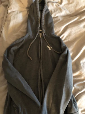 Grå hoodie - Köpt för några år sedan, knappt använd. Storlek S men passar M