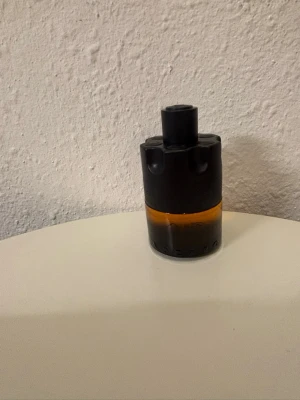 PARFYM - Säljer 10ml av Azzaro the most wanted man får även två gratis sample.