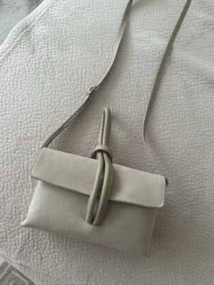 Latalia mockaväska/clutch - Nyskick endast använd en gång. Köpt för 1300kr. Märkte nyss att innerfickan har gått av på ena sidan men annars är väskan helt ny
