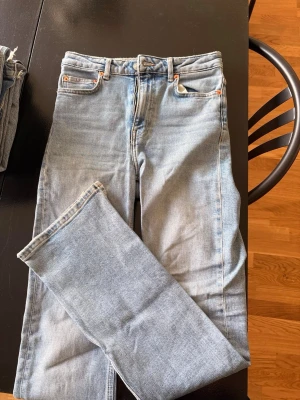 Ljusblå jeans med slit | lager 157🤍 - Fina ljusblå jeans i storlek 157 💙 Fint skick och klassisk modell. Säljer då de inte kommer till användning längre! 💌 Pris kan diskuteras, kom gärna med bud.