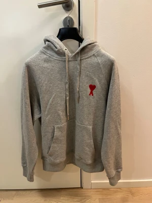 Ami Paris hoodie  - Snygg ami Paris hoodie i storlek S. Helt ny inte använd, inga defekter. Kom privat för fler frågor✅