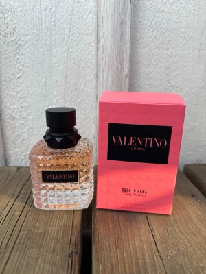 Valentino Donna Born In Roma parfym - Valentino Donna Born In Roma Coral Fantasy är en lyxig parfym i en elegant glasflaska med nitar och svart kork. Doften kommer i en snygg rosa förpackning med svart etikett och rymmer 50 ml. Perfekt för dig som gillar exklusiva och moderna dofter. Oanvänd och oöppnad flaska, jag råkade köpa fel på flygplatsen och märkte det endast när jag öppna lådan😅