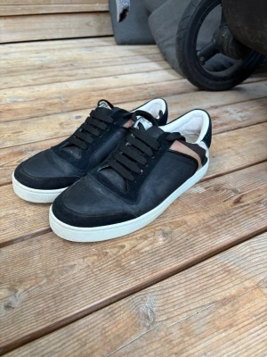 Burberryskor - Skor från burberry, lite slitna bak men annars fina