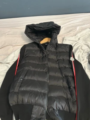 Moncler cardigan - Säljer en helt oanvänd cardigan, kvaliteten är okej men inte den bästa. Storlek S och inga defekter!
