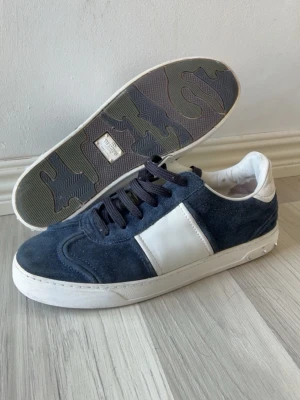 Valentino flycrews  - Snygga valentino sneakers i marinblå mocka med vita detaljer och vit sula. Storleken är 40,5 men skulle nästan säga att dom passar som 42 priset är ej hugget i sten och går förhandla