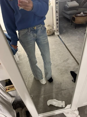 Booty bei jeans ljusblå - Jag säljer ett par ljusblåa jeans från cheap monday. Perfekta för sommaren och så snygga! 