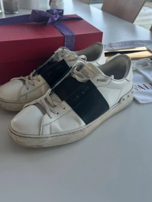 Valentino Garavani open sneakers - Säljer ett par Valentino Garevani Open sneakers. De är använda men har definitivt mycket liv kvar i sig. Skolåda,, certifikat, extra snören mm. fås med! 