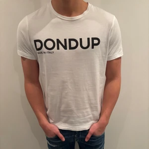 Dondup T-Shirt  - Hej! Säljer nu denna snygga och sällsynta Dondup T-Shirt! Storlek M! Skick 9/10 (inprincip helt ny) säljs för 449 kr. 