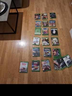 Xbox One spel 21 stycken - Säljer 21 stycken Xbox One spel. Bland titlarna finns Battlefield, Forza, Need for Speed, The Crew 2, Plants vs Zombies och fler. Perfekt för dig som gillar action, racing och äventyr. Alla spel är original.