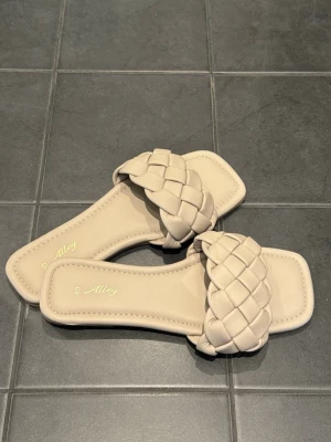 Beige flätade sandaler  - Snygga beige sandaler från skopunkten med breda, flätade remmar och fyrkantig tå. Perfekta för sommarens alla outfits och enkla att matcha. Använda 2 gånger  Strl 40 (jag brukar ha 39 och de passar mig) Mer åt de gråa hållet