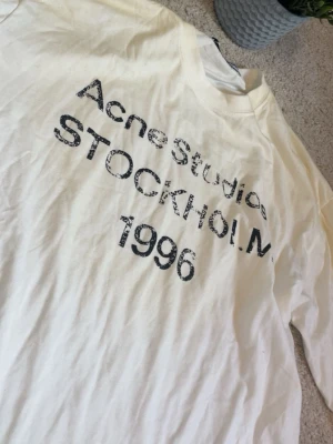 Acne studio longsleev - Säljer en riktigt fet longsleev nu till hösten och skolstarten. Snygg ny longsleev som är vit i storlek M