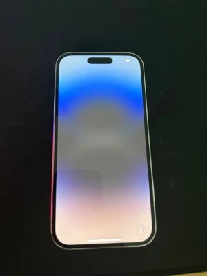 IPHONE 14 PRO - Hej!  Tänkte sälja min gamla telefon eftersom abonnemanget är slut och har valt att skaffa en av dom nyare!   Finns absolut inga problem med telefonen förutom att kamera-linsen har spruckit vilket gör att bakkamera blir en aning suddigare 1x men fungerar precis som den ska så fort man zoomar in eller ut. En aning repig men som ej påverkar någonting överhuvudtaget.  Batterihälsan ligger på 78% i skrivande stund och håller fortfarande enligt mig en heldag med sparsam användning.