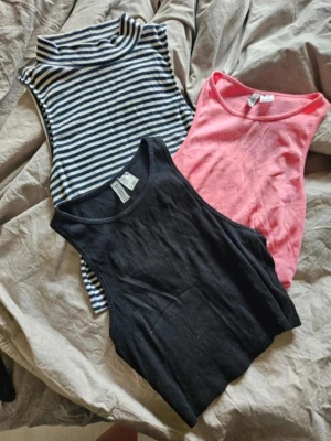 Toppar H&M Divided XS/S - Perfekt för dig som gillar att mixa stilar och färger.  Kan även hämtas I Partille  E1