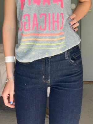 High rise jeans - High rise jeans från Levi’s. Modellen high rise straight. Storlek w25, passar xxs-xs och sitter så snyggt på.  Skriv privat för mått osv😍💕