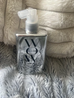 Color Wow Dream Coat hårspray 200ml - Color Wow Dream Coat Supernatural Spray är en silvrig sprayflaska på 200 ml som används för att skydda håret mot fukt och ge en slät, glansig finish. mängd se bild 2 Säljer då den ej komet till användning längre.