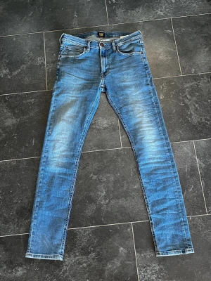 Ljusblå Lee jeans - Säljer ett par ljusblåa snygga lee jeans i modellen Luke. Väldigt bra skick.                                         W31 L34.                                                                    Skriv och hör av er om ni har funderingar. 