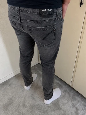 Dondup George  - Hej! Säljer nu dessa Dondup jeansen i modellen George. Storleken är 35 Bara att skriva vid frågor. 