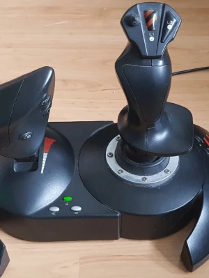Thrustmaster T.Flight Hotas X Joystick - Säljer en Thrustmaster T.Flight Hotas X joystick och throttle i svart plast. Perfekt för flygsimulatorer med ergonomiskt grepp, flera knappar och justerbar throttle. USB-anslutning för enkel koppling till PC eller konsol. Stilren design med tydliga markeringar.