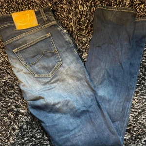Jacob Cohen jeans - Tjena, säljer nu dessa feta Jacob Cohen jeans i storlek w36. Dem passar w34 och du bör vara runt 187-196. Skick 8/10, väldigt fint skick, men är ett litet hål i vänsterframficka(se bild 4). Modell 622 = Slim. Bara att höra av sig vid funderingar!