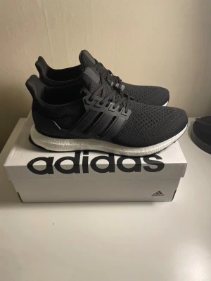 Adidas Ultraboost svarta sneakers - Svarta Adidas Ultraboost sneakers med stickad ovandel och vita Boost-sulor. Nytt skick, testade en gång. Säljer då de ej passar mig. Priset är ej hugget i sten! 