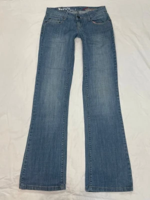 Vintage Lågmidjade bootcut jeans  - Tar inga bilder med dem på❤️ Mått finns på bilderna! Står W26 vilket motsvarar XS enligt Vinteds egen storlekstabell💕